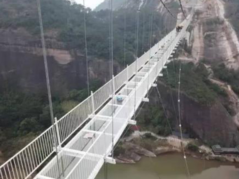 玻璃吊橋受到外國人質(zhì)疑，不遠(yuǎn)萬里來砸橋，結(jié)局讓人很無奈